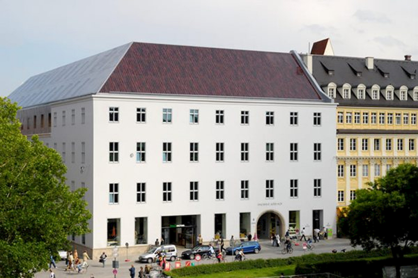 Alter Hof München, Lorenzistock mit Ladenzeile im Erdgeschoss