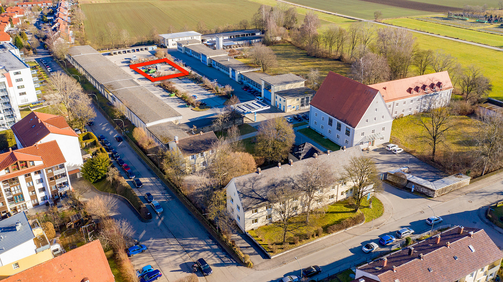 Gepflasterte Freifläche auf dem Betriebsgelände